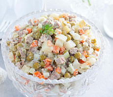 Столичный салат с мясом кабана
