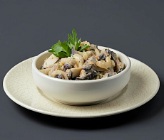 Салат из кальмаров с шампиньонами и репчатым луком