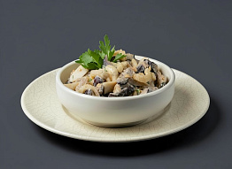 Салат из кальмаров с шампиньонами и репчатым луком