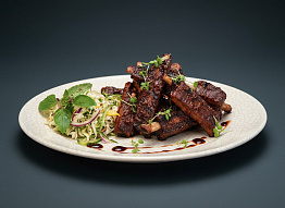 Пикантные ребрышки лося под барбекю