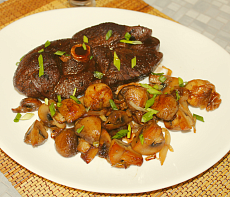 Стейк из окорока оленя в красном вине