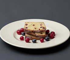 Клюквенно-сметанный пирог с сахарной пудрой