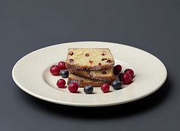 Клюквенно-сметанный пирог с сахарной пудрой