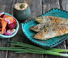 Запеченая пелядь с домашним майонезом и маринованными овощами