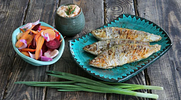 Запеченая пелядь с домашним майонезом и маринованными овощами