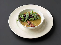 Гороховый суп с копченой рулькой дикого кабана