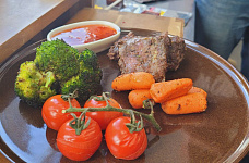 Превью Дикое мясо и рыба в ресторане. Москва