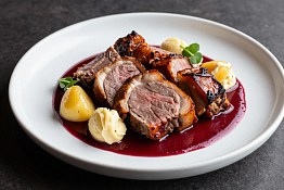 Томлёный верблюжий окорок с соусом