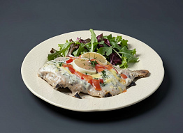 Камбала под сыром и овощами