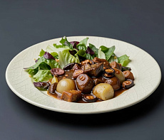 Оленина с грибами и смородиной