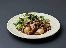 Оленина с грибами и смородиной