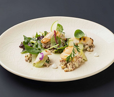 Теплый салат с киноа, яблоком и кальмаром