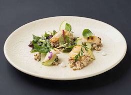 Теплый салат с киноа, яблоком и кальмаром