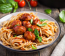 Низкокалорийные фрикадельки в томатном соусе из мяса оленя