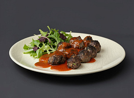 Фрикадельки из мяса северного оленя под овощным соусом