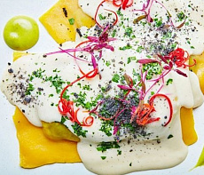 Рыжие равиоли с грибами и сырным соусом