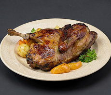 Утка-гриль, фаршированная апельсином и сельдереем