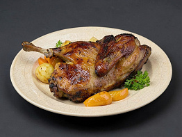 Утка-гриль, фаршированная апельсином и сельдереем