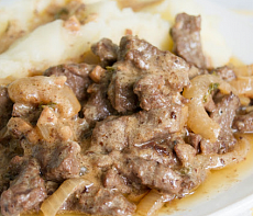 Бефстроганов в сметанно-винном соусе