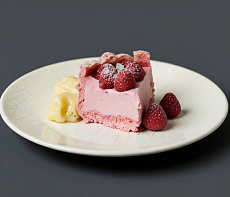 Муссовый десерт с малиной