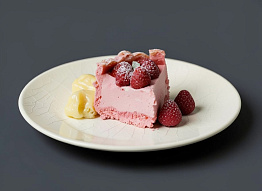 Муссовый десерт с малиной