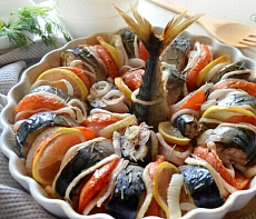 Скумбрия, запеченная с овощами и лимоном