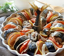 Скумбрия, запеченная с овощами и лимоном