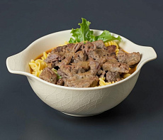 Бефстроганов из оленя в горшочках