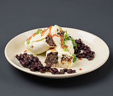 Буррито с медвежьим фаршем, карамелизованным луком и сметанно-сырным соусом