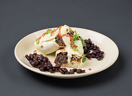 Буррито с медвежьим фаршем, карамелизованным луком и сметанно-сырным соусом