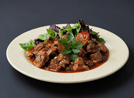 Кабанина тушёная в специях и сметане