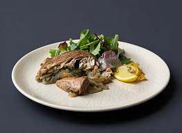 Ленок с луком и зеленью в фольге