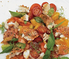 Обжаренная кефаль с хрустящими панировочными сухарями и салатом из помидоров и ароматных трав