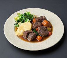 Мясо зайца, тушенное в говяжьем бульоне с овощами