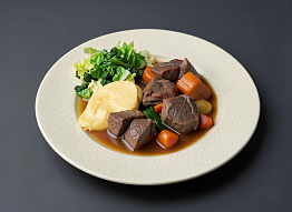 Мясо зайца, тушенное в говяжьем бульоне с овощами