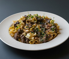 Бефстроганов из консервированного мяса оленя