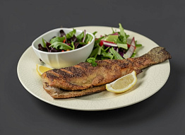 Радужная форель, жаренная на сковороде