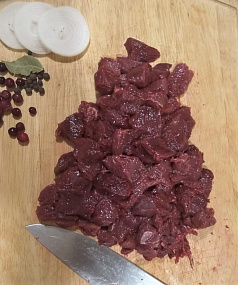 Гуляш из мяса марала