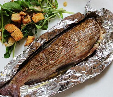 Хариус, маринованный с лимоном и репчатым луком