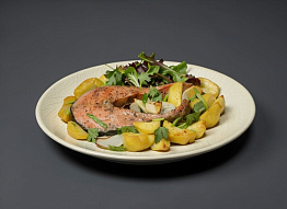 Стейк чавычи с картофелем в духовке