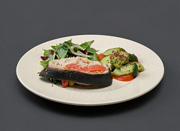 Крупная сёмга запечённая на мангале Крупная сёмга запечённая на мангале