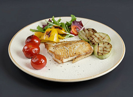 Палтус с овощами жаренный на сковородке