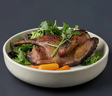 Утка-гриль, фаршированная апельсином и сельдереем