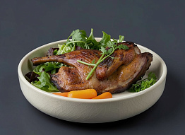 Утка-гриль, фаршированная апельсином и сельдереем