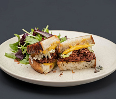 Тосты по-деревенски с тушенкой и свежей капустой