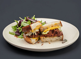 Тосты по-деревенски с тушенкой и свежей капустой