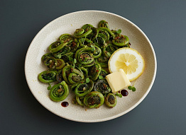 Жареный папоротник с чесноком и лимонным маслом