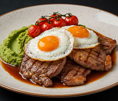 Бифштекс из оленины с яйцом