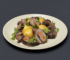 Буйволятина нашпигованная овощами