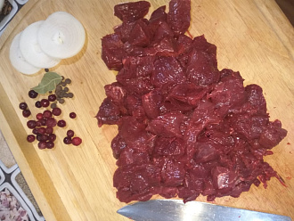 Гуляш из мяса марала